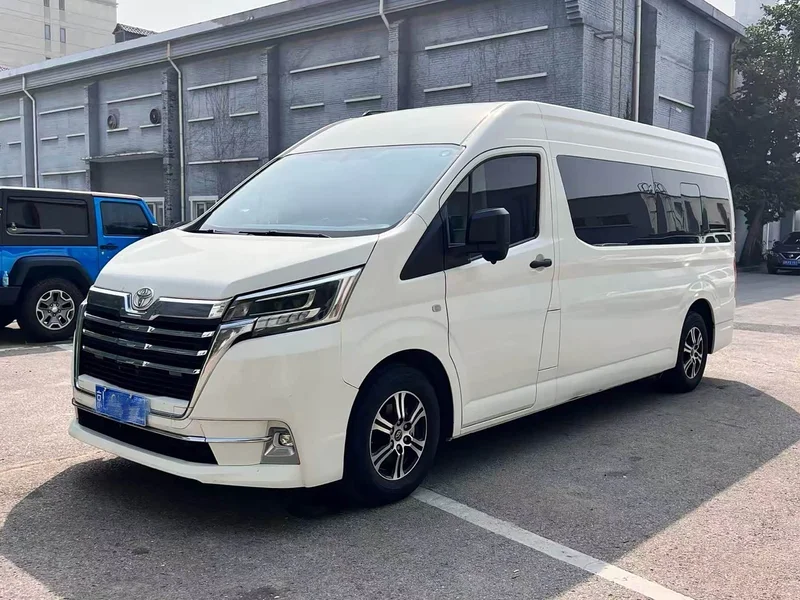 Toyota HiAce — фото 1