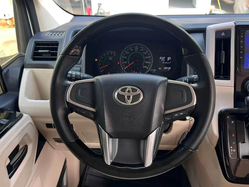 Toyota HiAce — фото 13