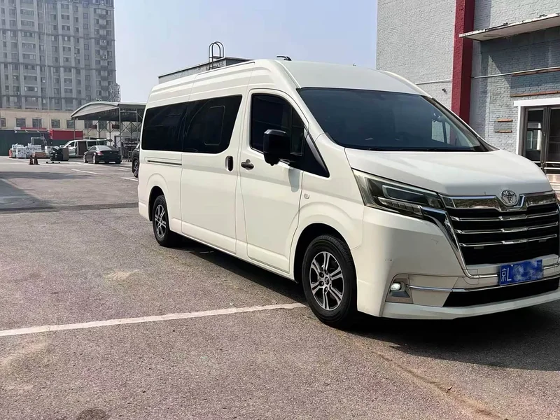 Toyota HiAce — фото 2