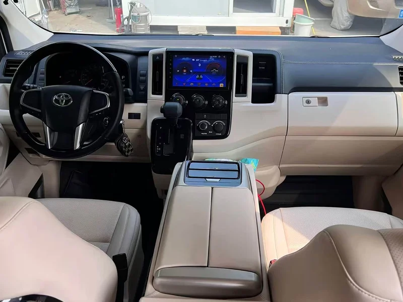Toyota HiAce — фото 10