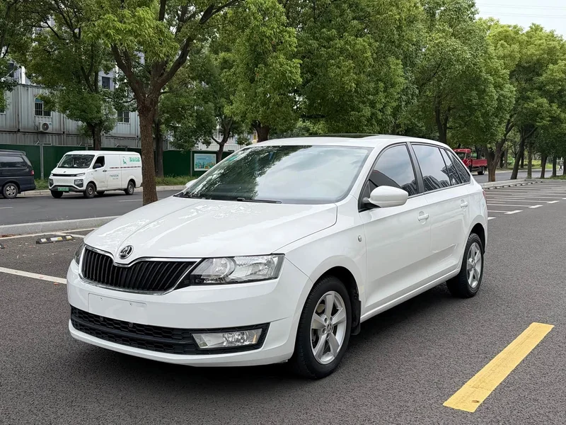 Volkswagen Rapid Spaceback — фото 1