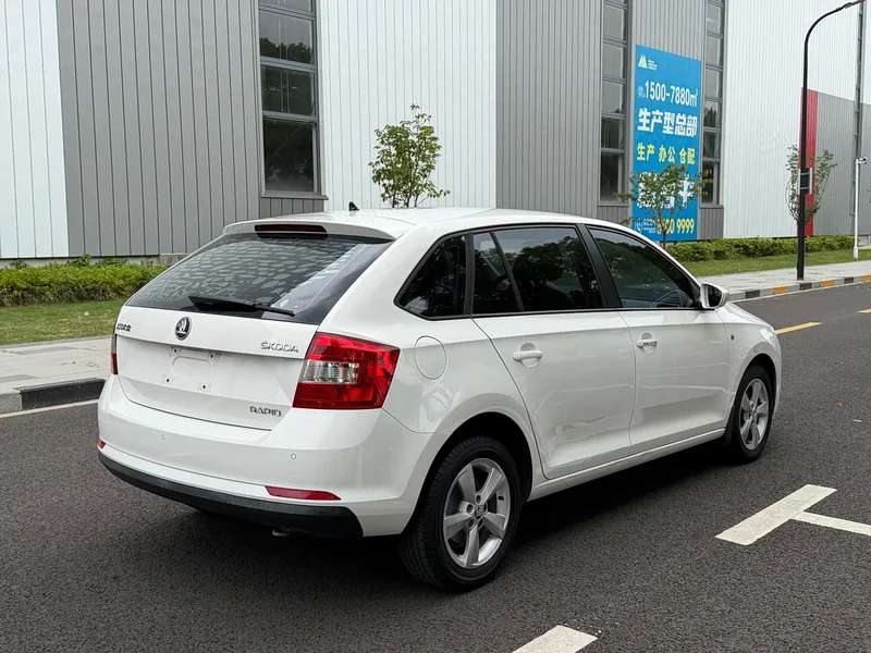 Volkswagen Rapid Spaceback — фото 4