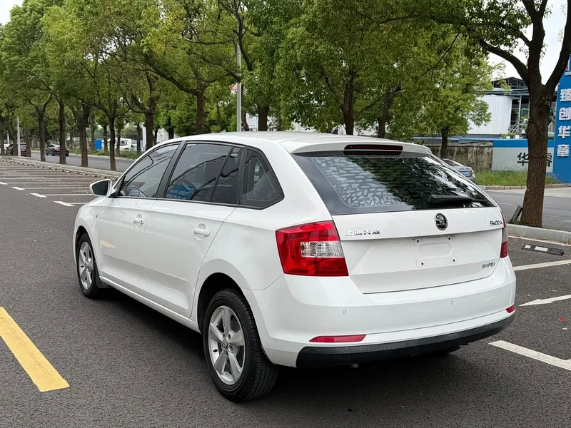 Volkswagen Rapid Spaceback — фото 6