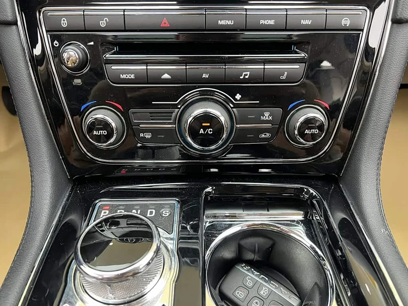 Jaguar XJ — фото 8
