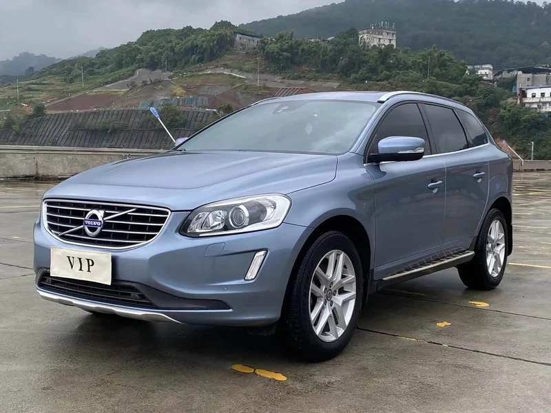 Volvo XC60 — фото 1