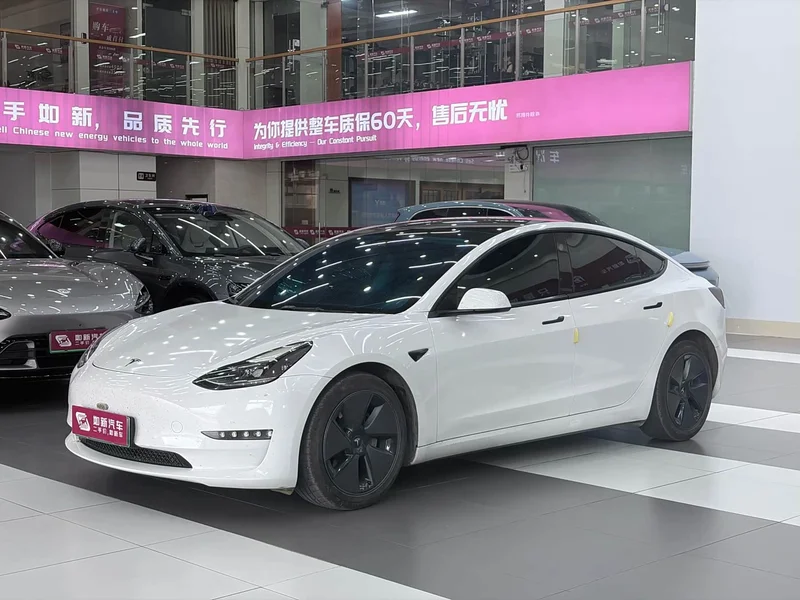 Tesla Model 3 — фото 1