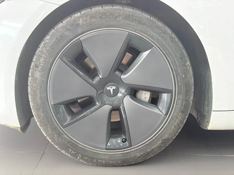 Tesla Model 3 — фото 10