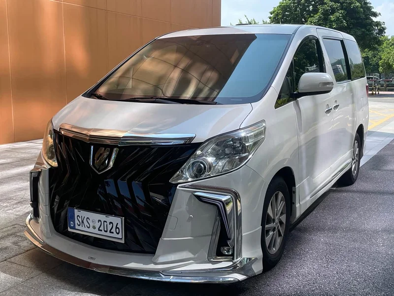 Toyota Alphard — фото 1