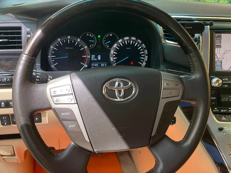 Toyota Alphard — фото 9