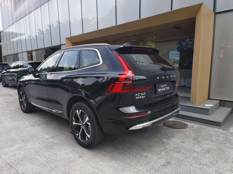 Volvo XC60 — фото 9