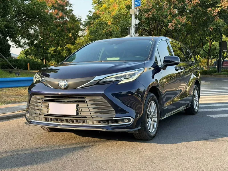 Toyota Sienna — фото 1
