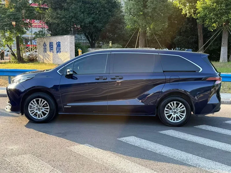 Toyota Sienna — фото 3