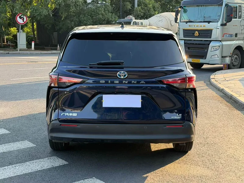 Toyota Sienna — фото 4