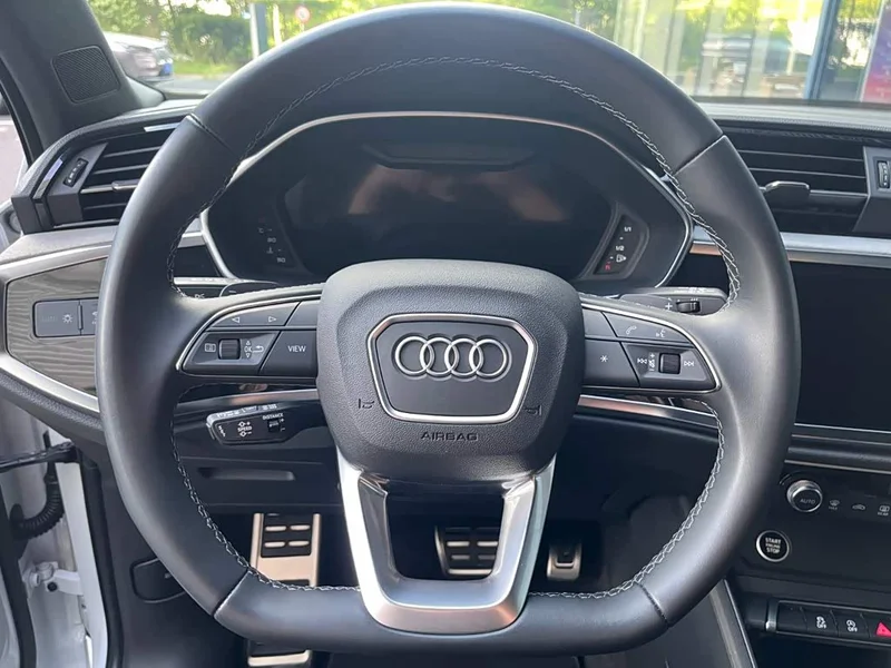 Audi Q3 — фото 11