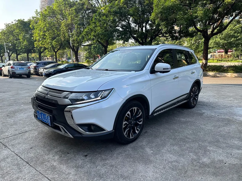 Mitsubishi Outlander — фото 1