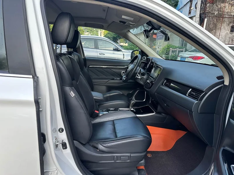 Mitsubishi Outlander — фото 11