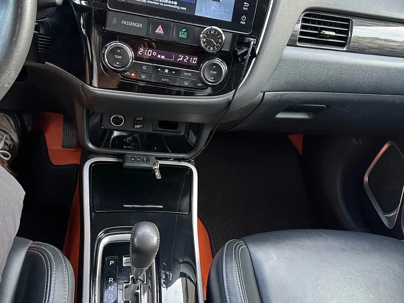 Mitsubishi Outlander — фото 14