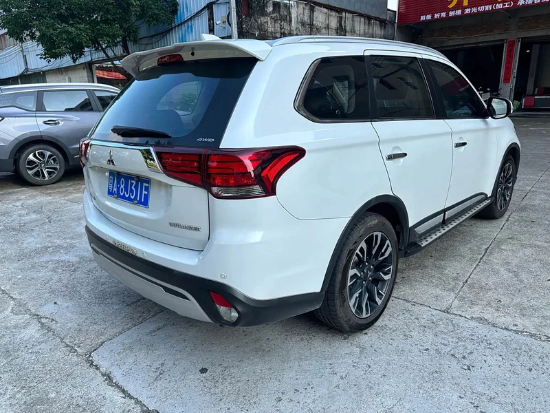 Mitsubishi Outlander — фото 4