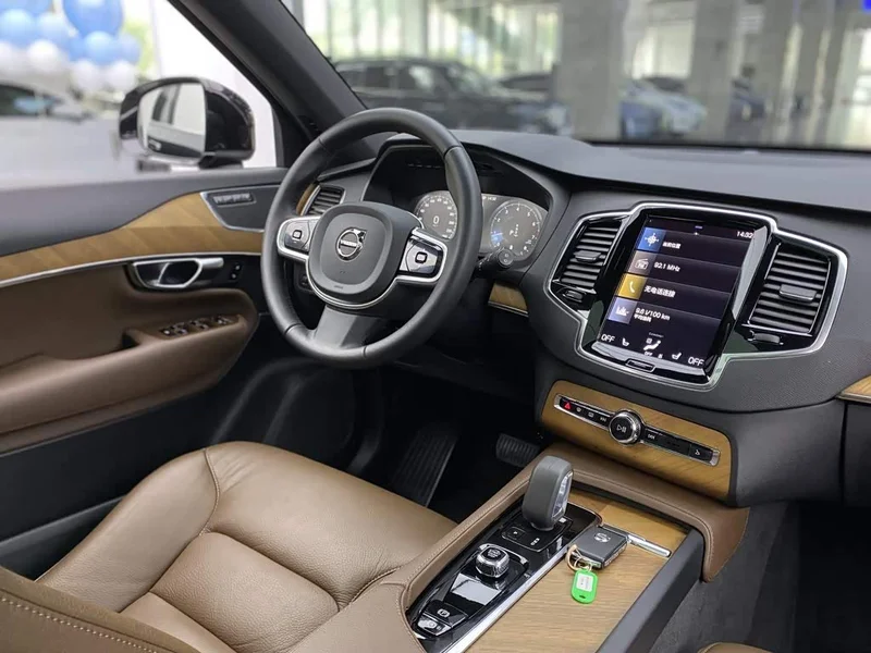 Volvo XC90 — фото 20