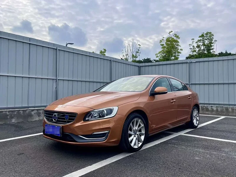 Volvo S60 — фото 1