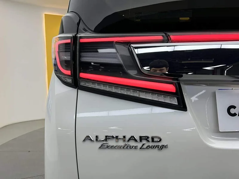 Toyota Alphard — фото 16