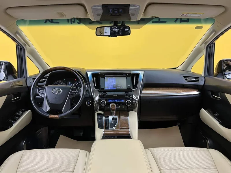 Toyota Alphard — фото 17