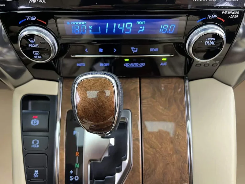 Toyota Alphard — фото 29