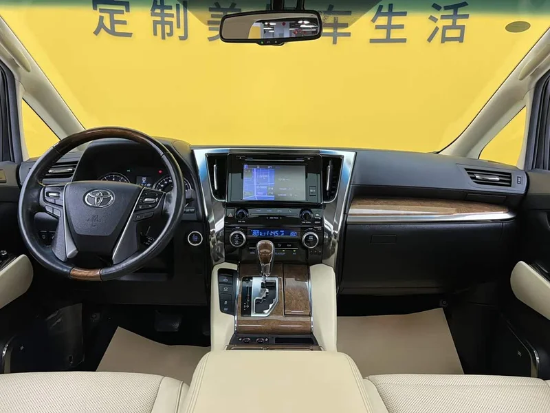 Toyota Alphard — фото 46