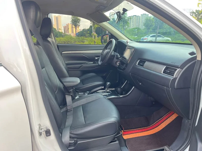 Mitsubishi Outlander — фото 11