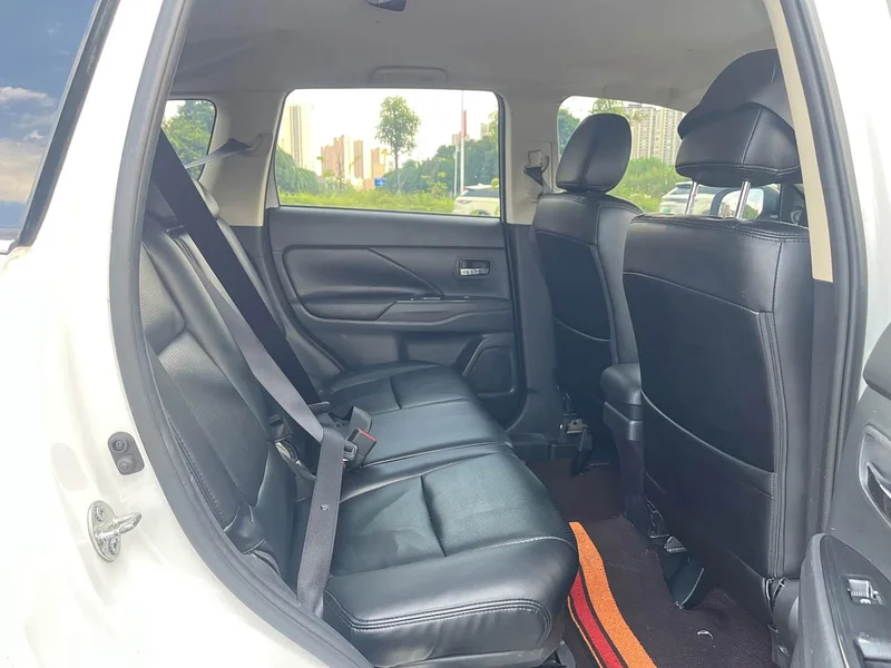 Mitsubishi Outlander — фото 12