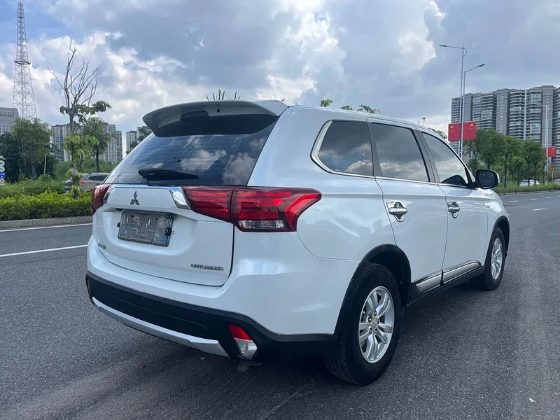 Mitsubishi Outlander — фото 4