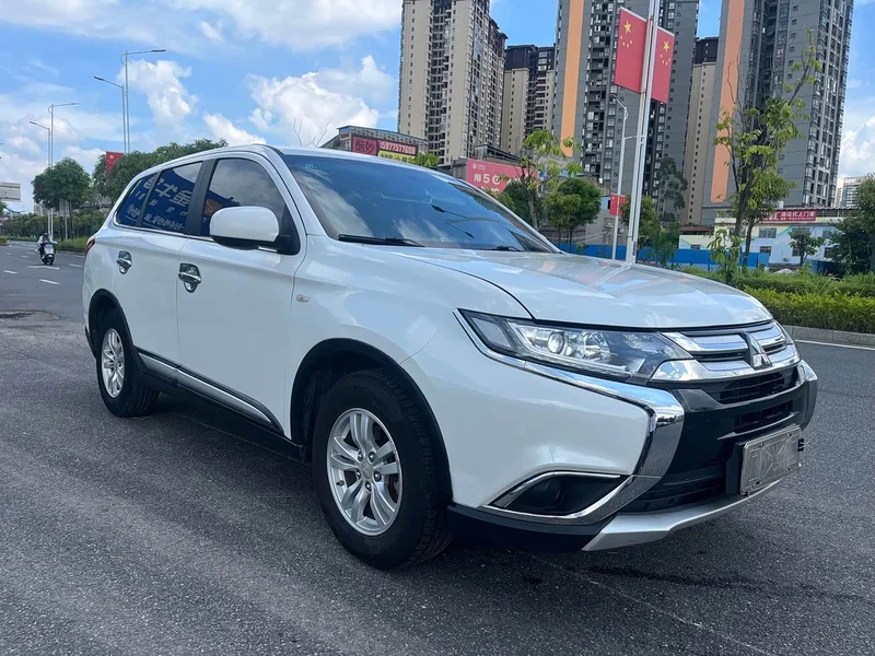 Mitsubishi Outlander — фото 8