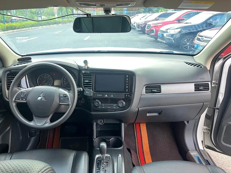 Mitsubishi Outlander — фото 10