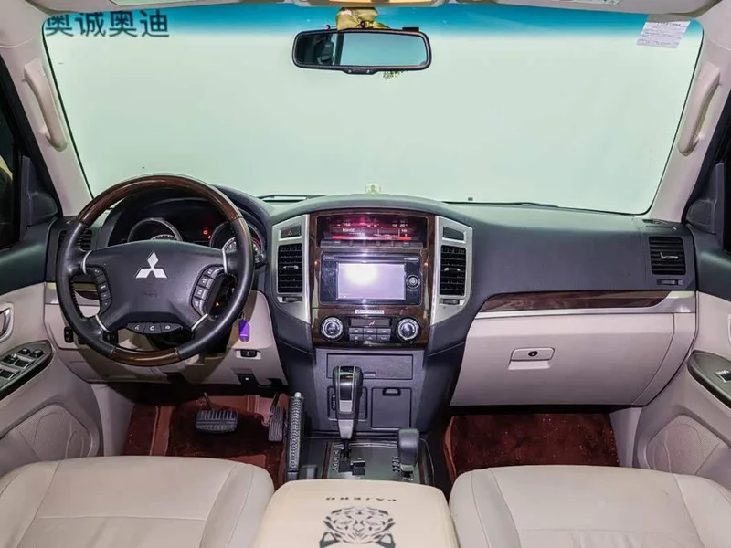 Mitsubishi Pajero (Imported) — фото 12
