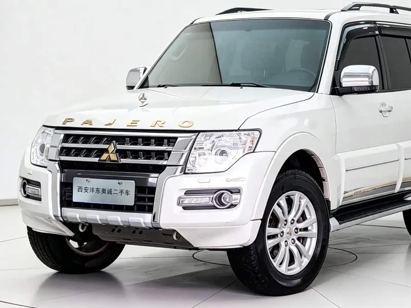 Mitsubishi Pajero (Imported) — фото 18