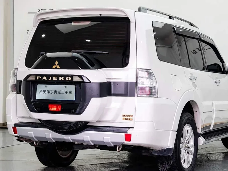 Mitsubishi Pajero (Imported) — фото 19