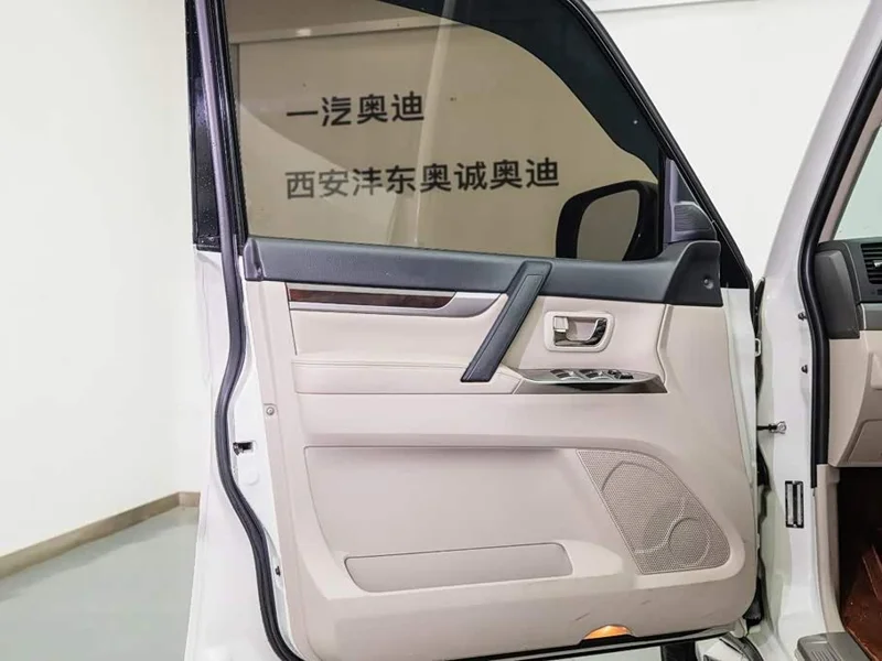 Mitsubishi Pajero (Imported) — фото 9