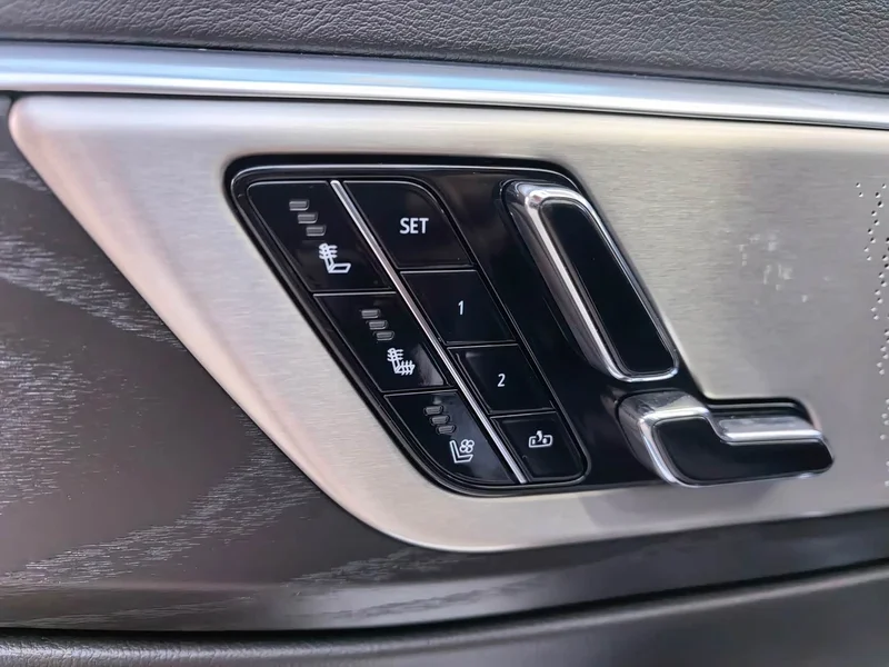 Cadillac CT6 — фото 19