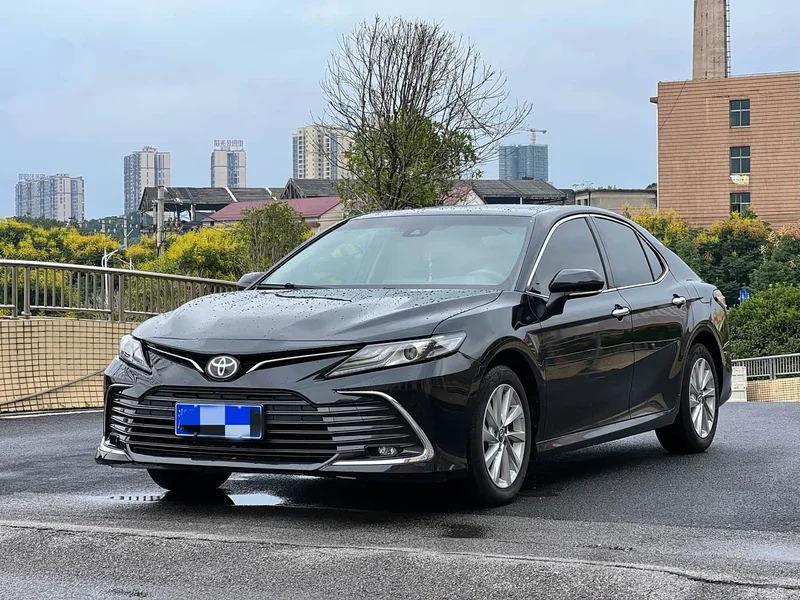 Toyota Camry — фото 1
