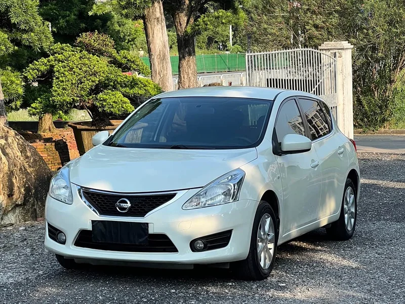 Nissan Tiida — фото 1