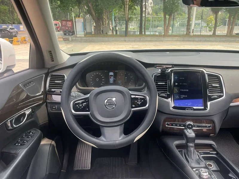 Volvo XC90 — фото 15