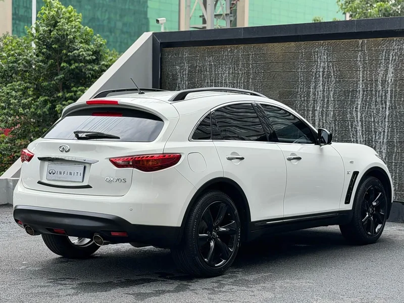 Infiniti QX70 — фото 10