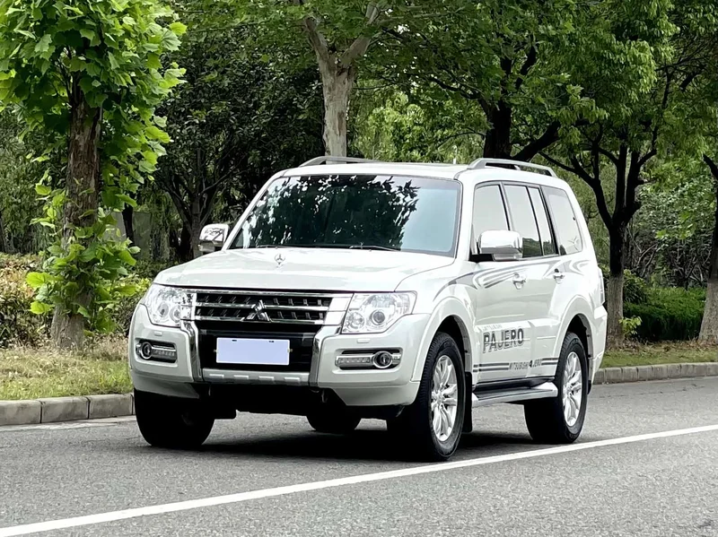 Mitsubishi Pajero (Imported) — фото 1