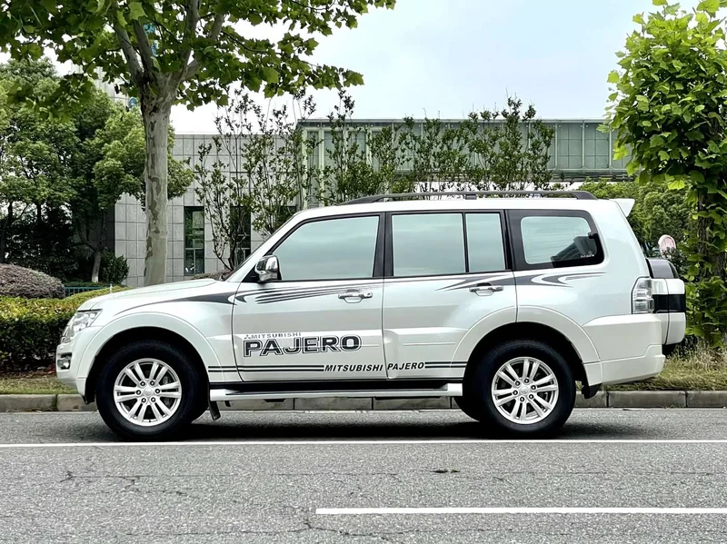Mitsubishi Pajero (Imported) — фото 7