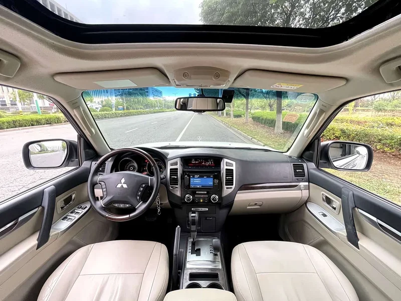Mitsubishi Pajero (Imported) — фото 10
