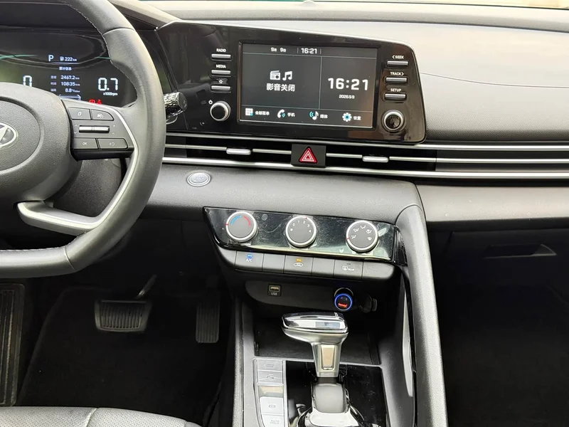 Hyundai Elantra — фото 17
