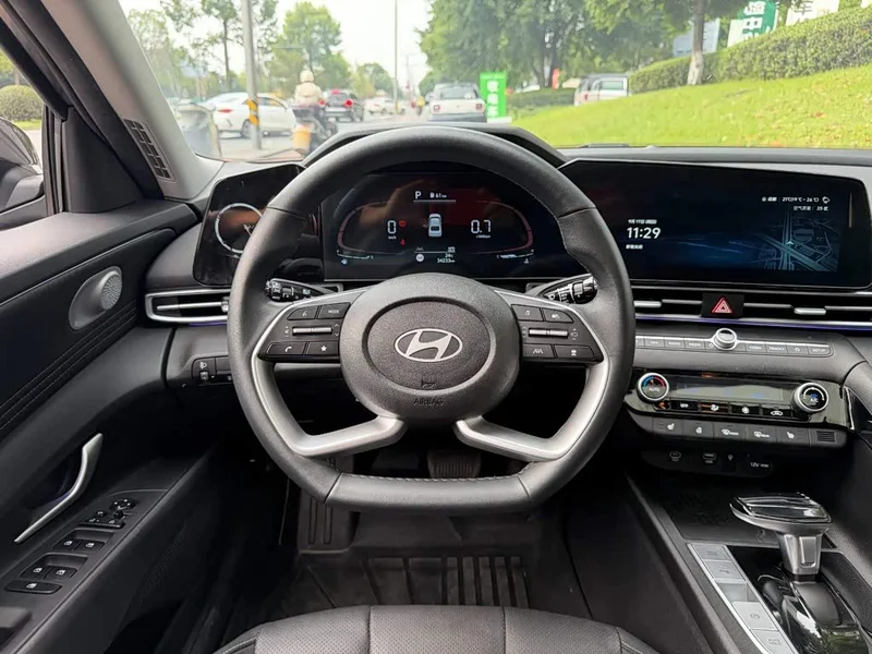 Hyundai Elantra — фото 14