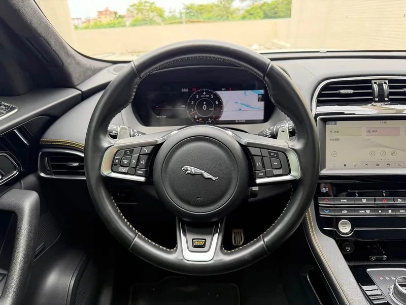 Jaguar F-PACE — фото 16
