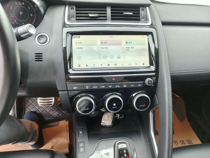 Jaguar E-PACE — фото 12