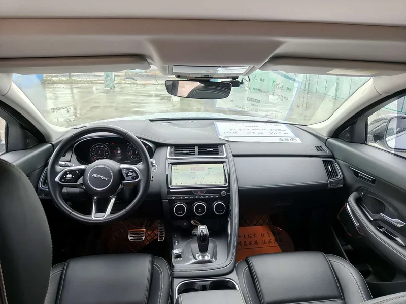 Jaguar E-PACE — фото 16